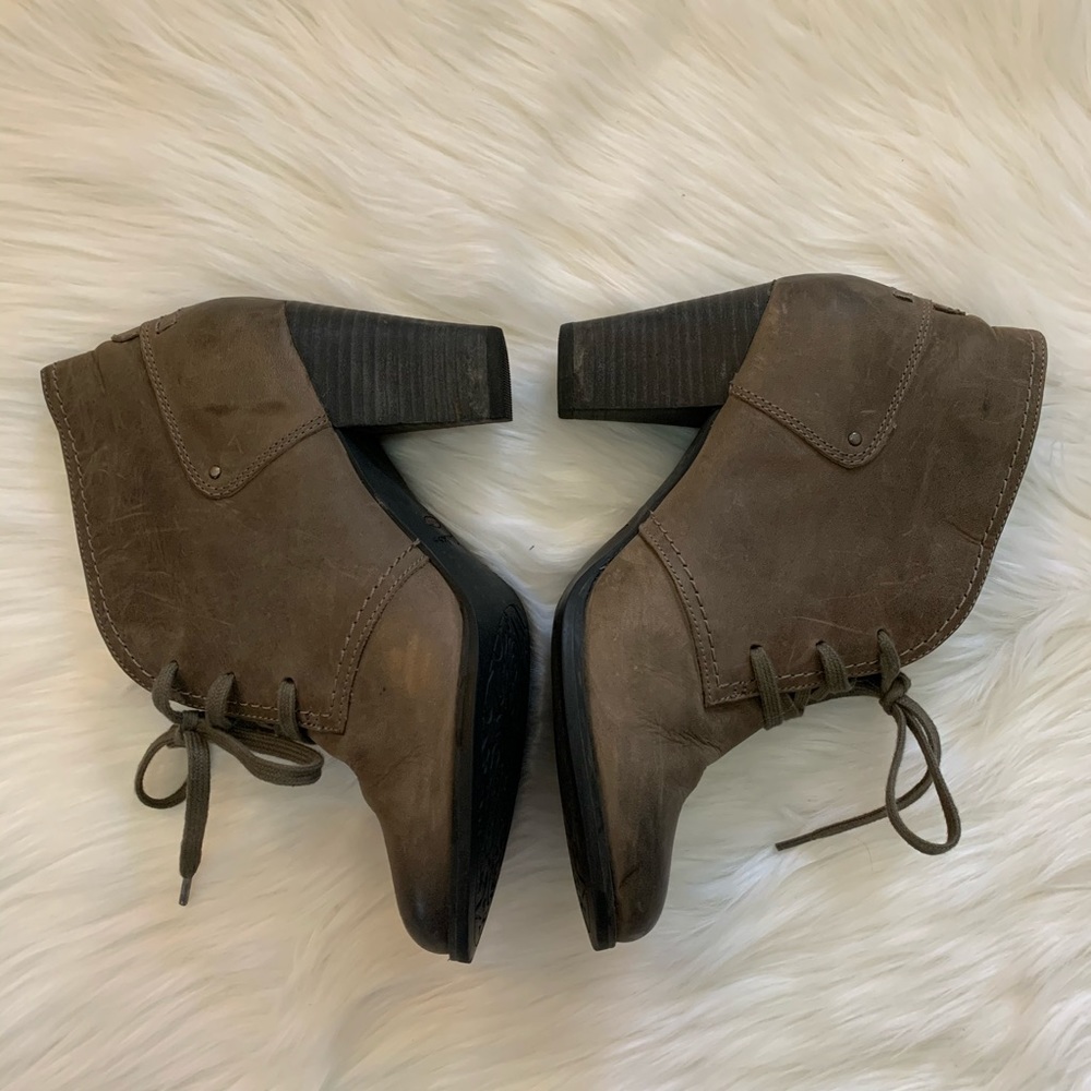 Clark’s taupe/ tan leather bootie Size 8,5